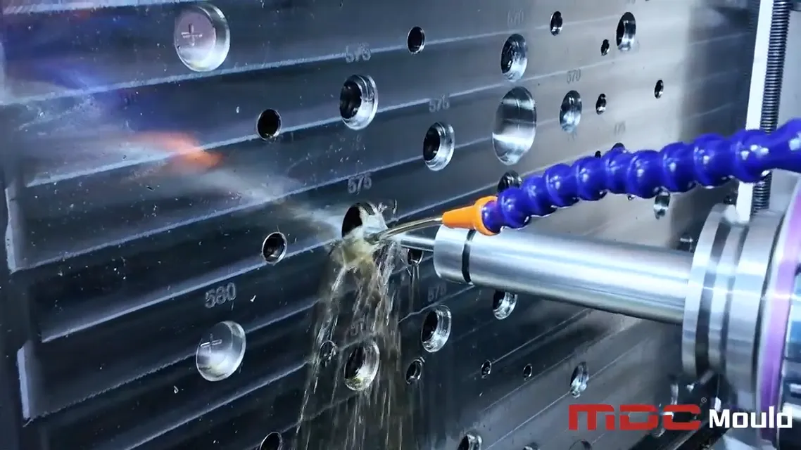 精度始于内在：深孔钻削在模具制造中的作用
